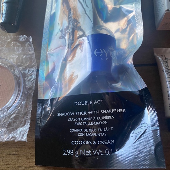 Makeup bundle - eyeshadow stick, moisturizer, eyeshadow primer, highlighter - Picture 2 of 5